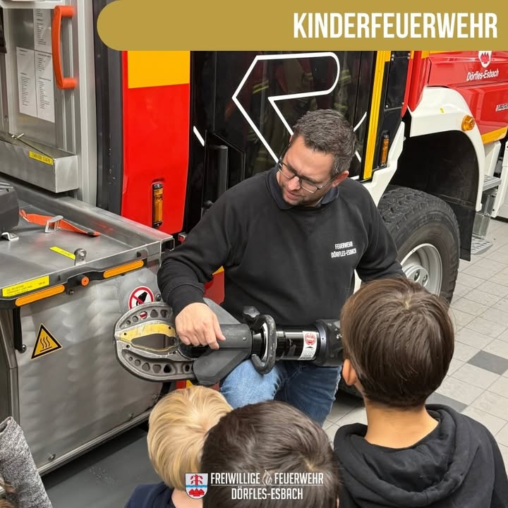Am Freitag fand unser Januar-Kinderfeuerwehr-Dienst statt! Nach einer Wiederholung von Erste-Hilfe-Inhalten und dem Verbrennungsdreieck, drehte sich heute alles um die Fahrzeuge, v.a. deren Beladung. 🚨