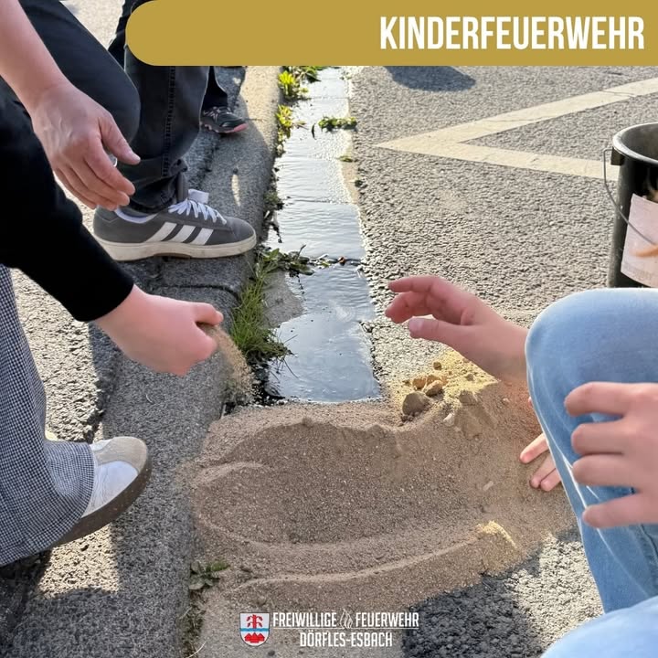 Am Freitag fand der Kinderfeuerwehrdienst zum Thema Umweltschutz 🌱 statt - was die Feuerwehr damit zu tun hat? Neben Retten, Bergen und Löschen ist Schützen die vierte wichtige Aufgabe, dazu gehört dann auch der Umweltschutz. Beispielsweise bei auslaufendem Motoröl auf der Straße, ist die Feuerwehr gefragt, den Schaden zu begrenzen oder gar zu vermeiden.🚗