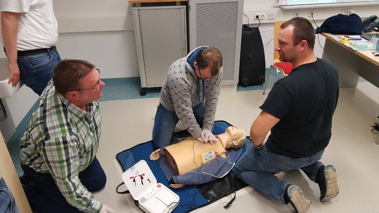 12 Aktive unserer Feuerwehr absolvierten einen 9 Stündigen Erste-Hilfe Kurs, der sich auch auf die Feuerwehrspezifischen Inhalte (Geräte die in unseren Fahrzeugen mitgeführt werden) bezog. Ein herzliches Dankeschön geht an Nicolai der uns die Inhalte so super rüber gebracht hat.