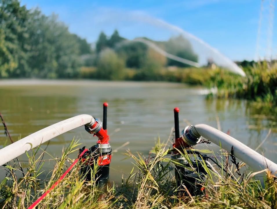 Beim heutigen Maschinistendienst haben wir den Einsatz von 2 Tauchpumpen geübt. Mit diesen wurde unser Löschfahrzeug gespeist. Dies  ermöglicht es uns, Wasser aus einem Gewässer zu fördern, selbst wenn eine Entnahme aufgrund örtlicher Gegebenheiten wie steiler Hänge oder ähnlichem nicht mit einer Saugleitung möglich ist.