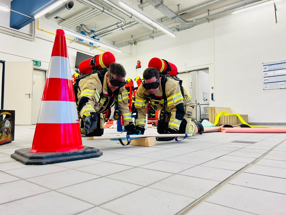 In einer Wohnung bricht ein Feuer aus, und giftiger Rauch verbreitet sich rasch. Eine oder mehrere Personen befinden sich noch in der brennenden Wohnung und müssen so schnell wie möglich gefunden und gerettet werden. Dies war das Szenario für die Teilnehmer am Seminar "Suchen und Retten" am Freitag und Samstag.