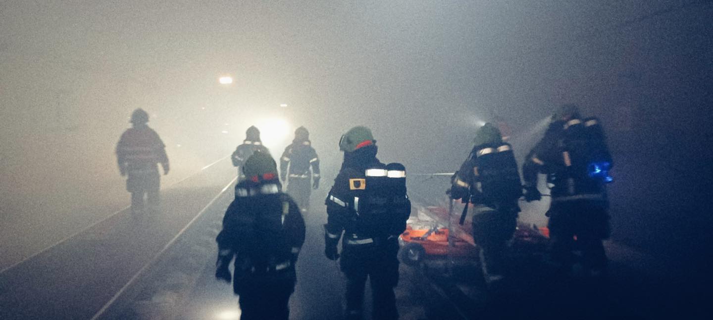 Eine lange Nacht hatten gestern elf Kameradinnen und Kameraden. Gemeinsam mit unseren Kolleginnen und Kollegen der Freiwillige Feuerwehr Stadt Rödental begaben sie sich gegen 20 Uhr als Tunnelbasiseinheit (TBE CO V) zum Tunnel Augustaburg in der Nähe von Erfurt, wo eine Eindringübung durchgeführt wurde. Das Ziel bestand darin, das benötigte Material auf Rollpaletten zu verladen und das taktische Eindringen in ein Tunnelbauwerk zu üben. Gerade unsere neuen Kolleginnen und Kollegen konnten so einen guten Einblick in die Arbeit einer Tunnelbasiseinheit gewinnen. Nach rund 3 Kilometern im vernebelten Tunnel unter schwerem Atemschutz endete die Übung. Nach der Rückfahrt wurde um 4 Uhr morgens die  Einsatzbereitschaft wiederhergestellt.