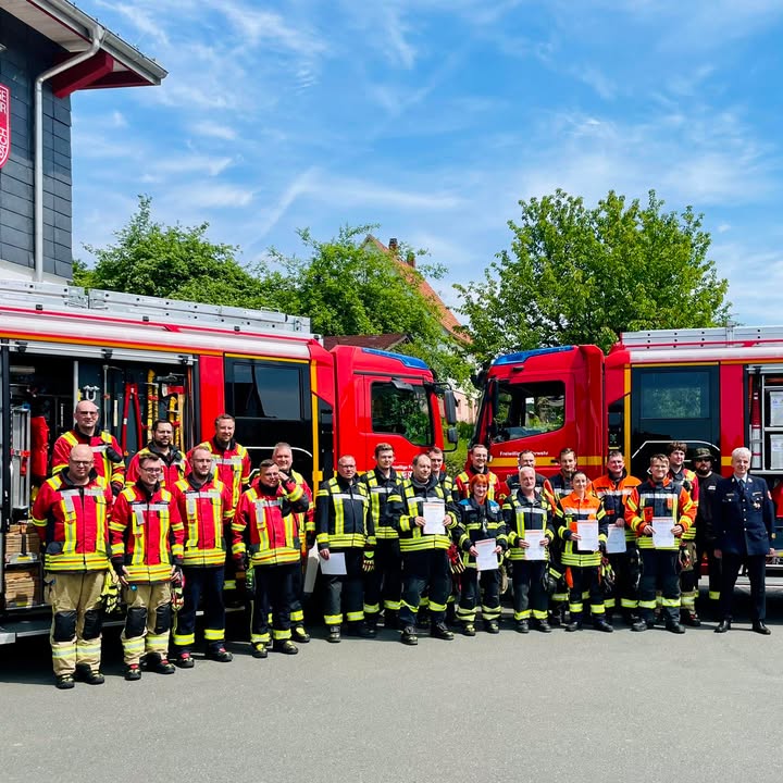 Gestern endete die diesjährige Maschinistenausbildung. Von den insgesamt 13 Teilnehmern, darunter auch zwei Kameraden aus Dörfles-Esbach, haben 11 Kameraden und 2 Kameradinnen den Lehrgang erfolgreich absolviert.